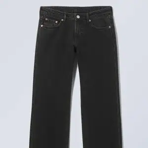 Lågmidjade straight jeans från weekday i modell arrow. Storlek 24/32, bra skick men kommer aldrig till andvändning. Original pris 600kr