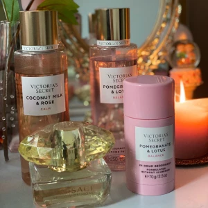 Versace parfym, vicotoria secret mist - Säljer dessa produkter ihop för 360kr, kan köpas enskilt om så önskas. Som det syns på bilden är det mycket kvar i alla, jag säljer dom för att de inte kommer till användning längre. Pommegranate and lotus misten är dock sold! 