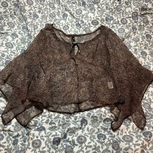 Topp - Så söt topp med vida ärmar