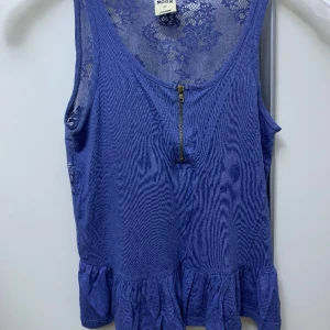 Linne med spets - Linne med spets i ryggen och volang i fint skick. Fin till sommaren 🌸 