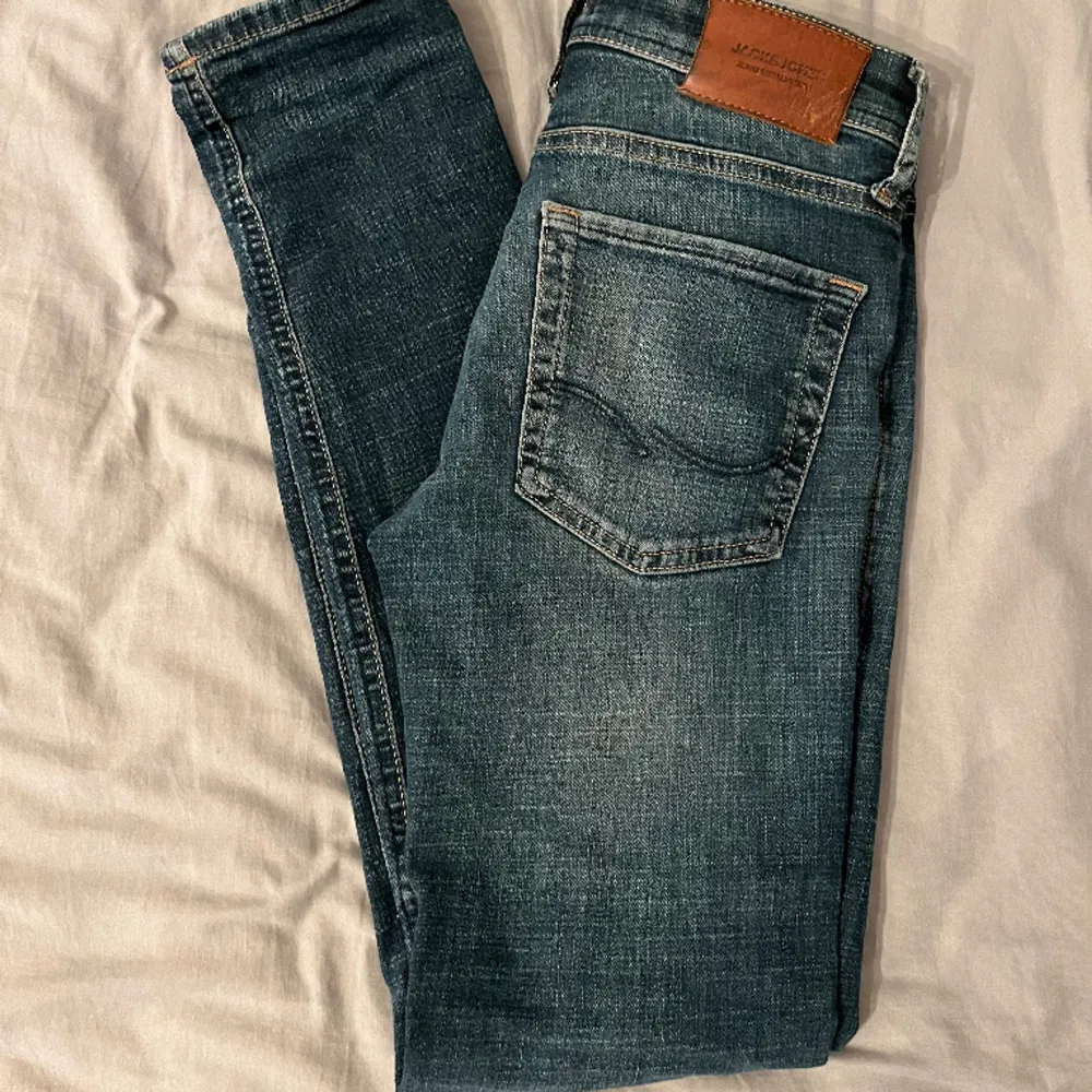 Jeansen sitter riktigt snyggt och liknar dondup jeansen. Storlek W27 L32. Vid minsta funderingar eller ifall du vill ha fler bilder så kan du höra av dig. . Jeans & Byxor.