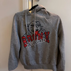 Hoodie  - Fin hoodie med tryck  Pris kan diskuteras 