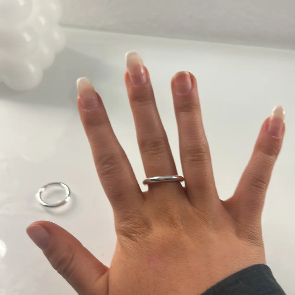 Säljer 2 tjocka silver ringar och de gör jag för att de är förstora för mig och jag brukar ha xs i ringar då jag har väldigt små ringar så antingen är detta xs fast stor storlek eller en S. Accessoarer.