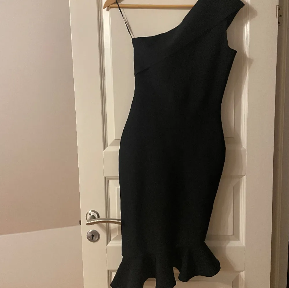 En svart midi klänning från shein. Materialet är rejält och bra. Har endast användt den 1 gång. Den har en dragkedja baktill. Storlek S. Klänningar.