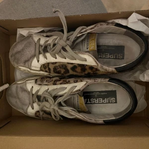 golden goose🥰 - golden goose superstar🥰 passar bra p mig som är 38/39🥰finns fof p hemsidan fast för 6000, mitt pris 1270❤️