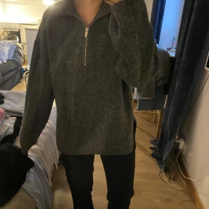 Stickad tröja  - Super mysig stickad tröja från Gina, använd fåtal gånger så som ny! Nypris 499kr🥰
