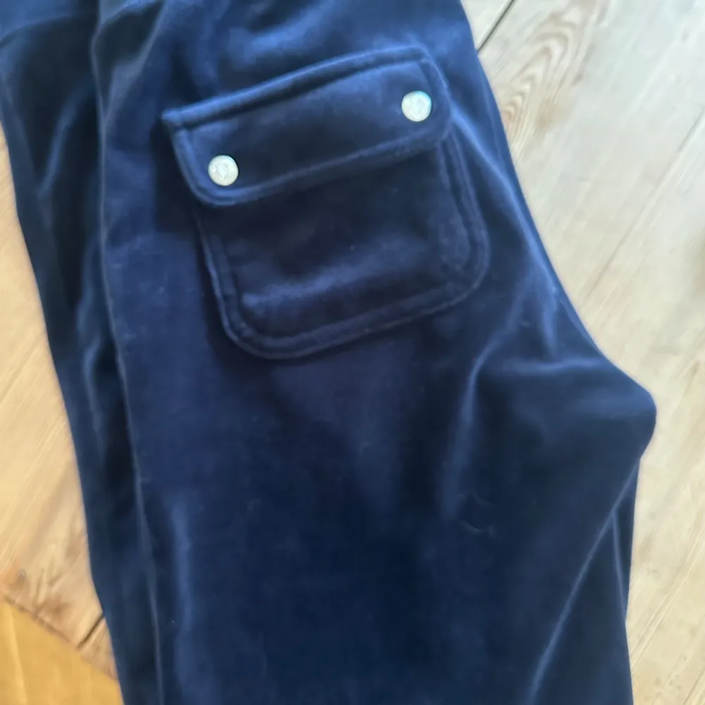 Mörkblå. Strl XS, endast använda två ggr, så i princip som nya. . Jeans & Byxor.
