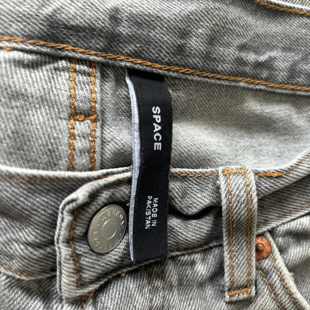 Hej, säljer ett par weakday jeans med lite lösare passform. Hör av er om ni har några frågor:). Jeans & Byxor.