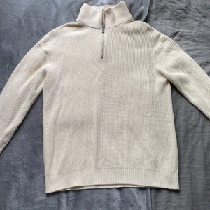 Half zip - Säljer en vit stickad half zip som ej kommer till användning. Pris kan diskuteras