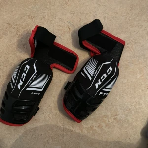 Armbågsskydd för hockey - Senior storlek S, slutade med hockey så vill sälja dem köpte de för 400