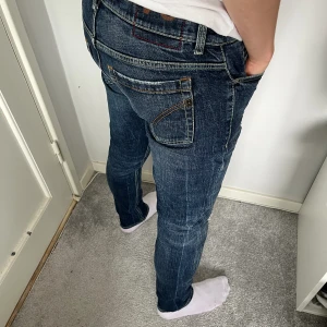 Dondup jeans George - Hej! Säljer nu dessa sjukt snygga dondup jeans som är perfekta till våren och sommaren | Trendigaste och mest eftertraktade jeansen på marknaden! | Storlek 34 men sitter som 32 | Skick: 9/10 | Ny pris: 3600 kr, Säljs för 1099 kr