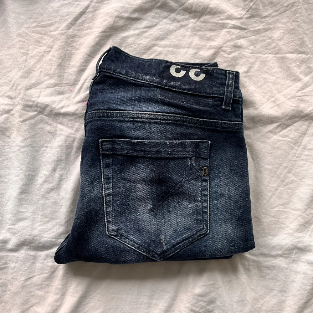 Hej! Säljer nu dessa sjukt snygga och  dondup jeans som är perfekta till våren och sommaren | Trendigaste och mest eftertraktade modellen på marknaden! | Storlek 33, sitter som 32 | Skick: 10/10 | Ny pris: 3800 kr, Säljs för 1199 kr. Jeans & Byxor.