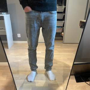 Gråa jeans från HM. Storlek 33/32. Han på bild är 183 väger 70kg. Säljer billigt då jag vill bli av me dom snabbt. 