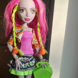 Monster high docka - Denna monster highdocka "Mari coxi" en exchange student från monster high. Den har alla accessoarer, men tyvärr inte boken man brukar få😊 välsigt fint skick och kan skicka med ett stativ om det önskas ❤️