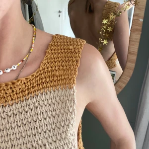 Backless top - En egengjord topp utan rygg. Gul/guldig och beige! 🌟🌞✨🌞 (Några trådar är kvar på bilderna som ni är fästa och borta!)