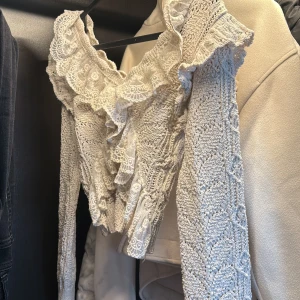 Volang topp  - Beige volangtopp/blus från Zara. Använd 3 gånger. Inga fel men använder inte nå mer.