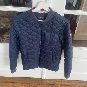 Tommy Hilfiger Jacka - Nypris: 1000 kr Extremt bra skick! Storlek: 164