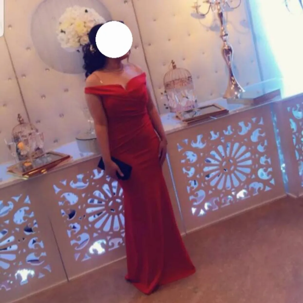 Röd festklänning köpt från zalando, storlek S men kan passa en M (38) då den är töjbar. Klänningen är använd endast 1 gång under några timmar. Klänningen  är röd och ej vinröd.❌️Seriösa köpare❌️ PRIS KAN DISKUTERAS!. Klänningar.