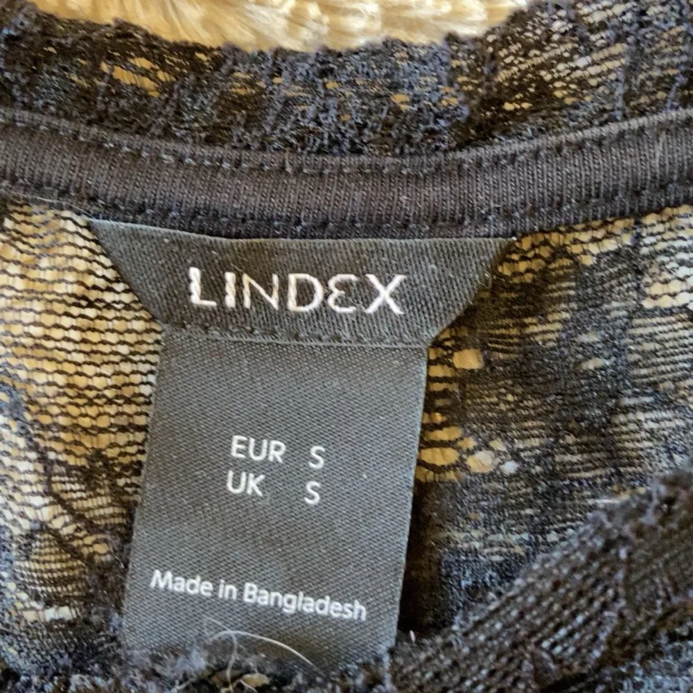 Spets tröja från Lindex 💕 jätte fin o ha ett svart linne under men oxå jätte fint o ha bara en svart bh typ. Skriv för mer bilder. Blusar.