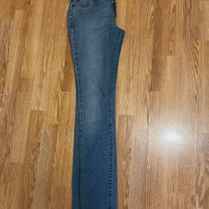 Mörkblå lågmidjade jeans från en amerikansk märke som heter Lexiconco.👖 i storlek s-m  Kontakta för mer info😄 mvh