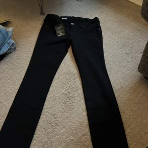 Svarta helt nya DrDenim jeans i storlek M. Inte ens provade 