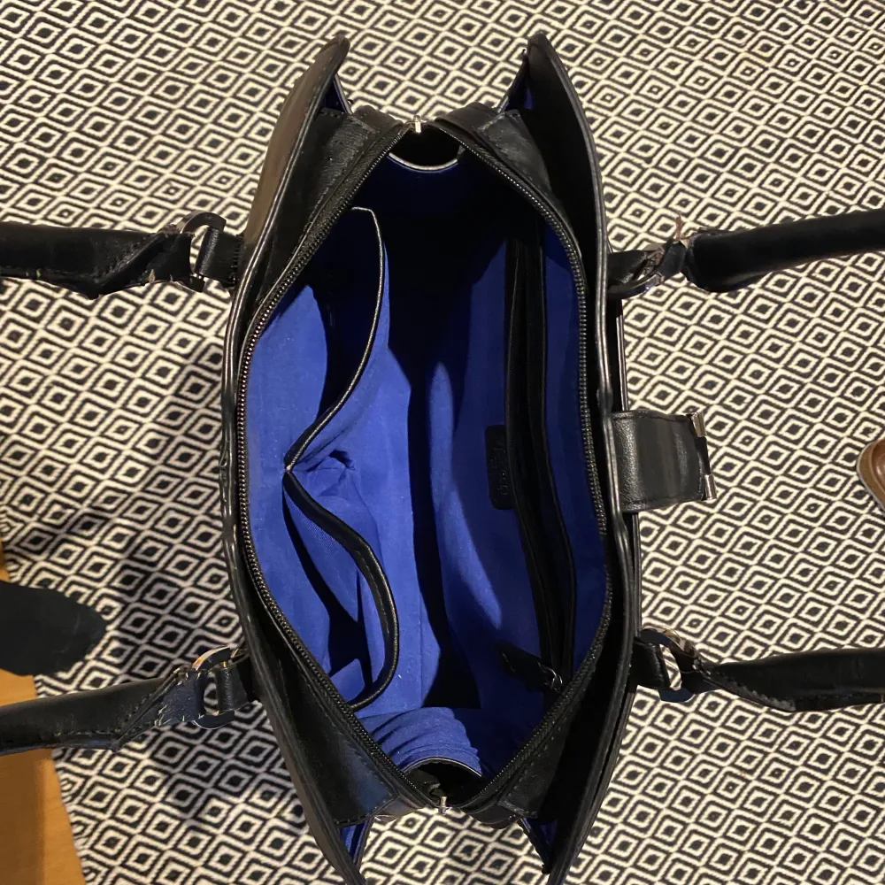 Så fin handväska i läderimitation från Fiorelli. I fint skick 🖤. Väskor.