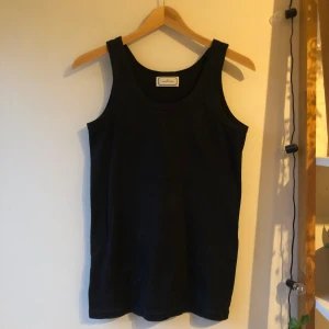 Svart linne - Ett svart linne i bomull (så ej stretchigt) från BY MALENE BIRGER. Står strl XS, men passar mig som brukar ha S. Skriv om du vill ha fler bilder🤍diskuterar gärna pris🫶🏼