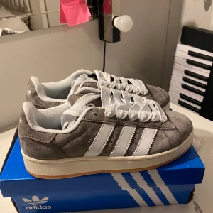 Adidas campus  - Hej, jag säljer dessa sprillans nya adidas campus i storlek 40 eftersom jag redan har ett par 