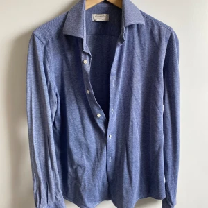 Emidio Tucci Skjorta - Säljer nu denna sjukt snygga pikéskjorta i storlek M. Super skönt material nu under sommaren.  Hör av er vid frågor eller funderingar. 