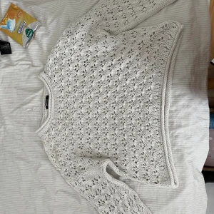 Stickad tröja  - Skit snygg tröja från Gina, älskar den på sommaren. Använt fåtal gånger.  Passar en sommarkväll 