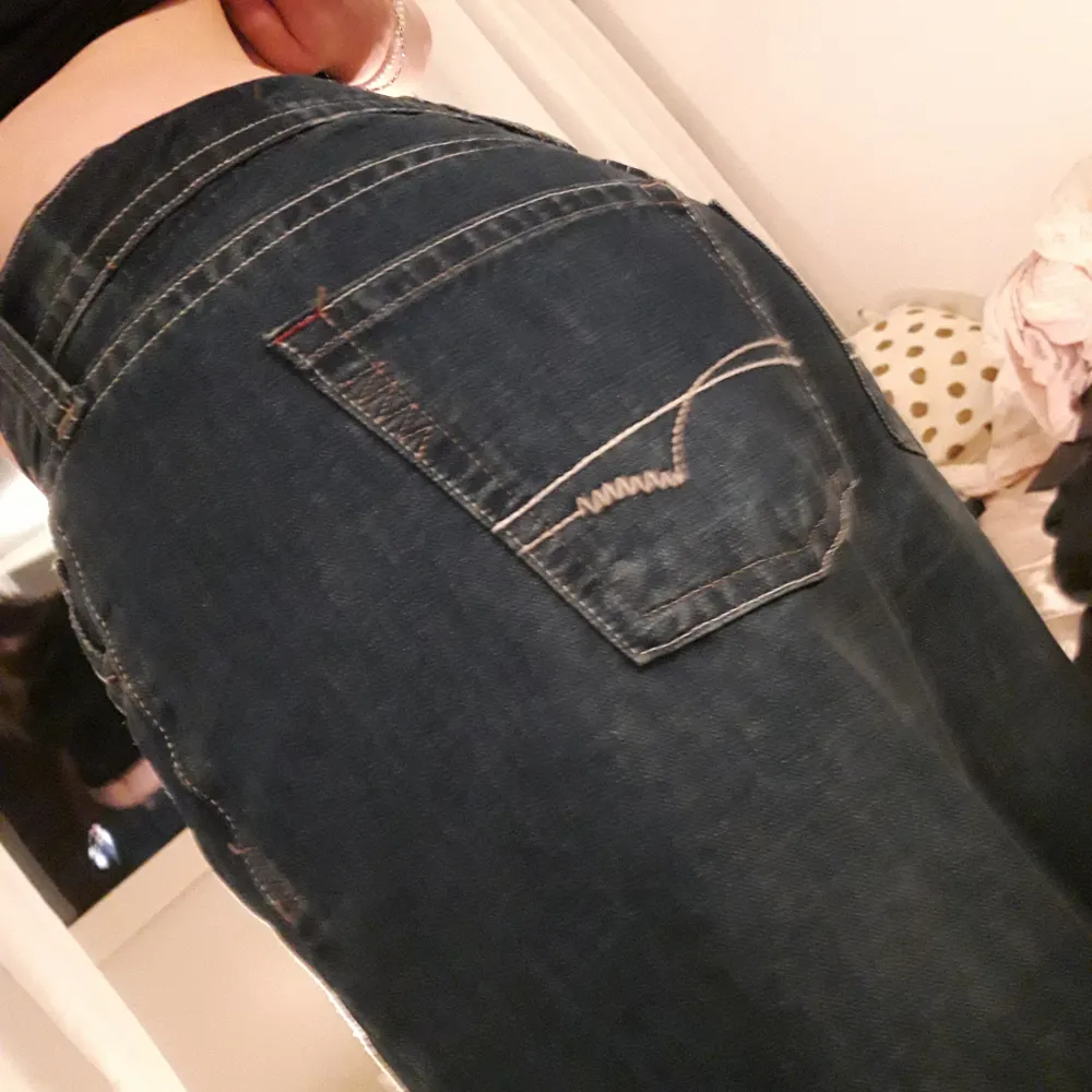 Säljer mina low waist jeans från Urban Outfitters. Säljer då som är lite stora, endast använda 1-2 gånger💕 Orginalpris 699 kr. Jeans & Byxor.