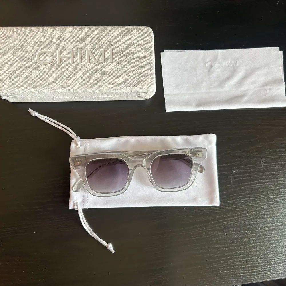 Säljer dessa så snygga solglasögon från Chimi i mycket bra skick- 04 grå💕💕. Övrigt.