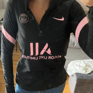 Psg långärmad - Helt nyskick, bara används en gång! Köpt på Unisport, nypris 600! 💘