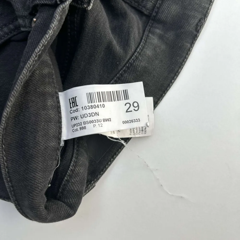 Säljer nu dessa ännu fetare dondup jeans i färgen svart som är i storlek 29. Skicket 8,5 då det finns tecken på andvändning. Vid frågor eller funderingar är det bara att höra av sig.  Mvh SVC!!!. Jeans & Byxor.