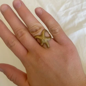 Ring sjöstjärna  - Jättefin guldfärgad ring gjord i mässing 💛 Köpte på en etsybutik och säljer då den inte passar. Den är mer guldfärgad i verkligheten. Storlek  EU 60 / US 9 1/2