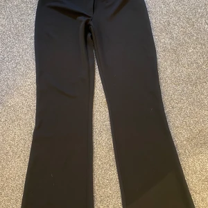 Kostymbyxor  - Storlek S, ny med prislappen kvar. Säljer pga för stora 