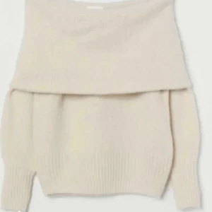 off shoulder tröja - Väldigt fint skick och knappt använd. Skriv privat för frågor och mer bilder💕