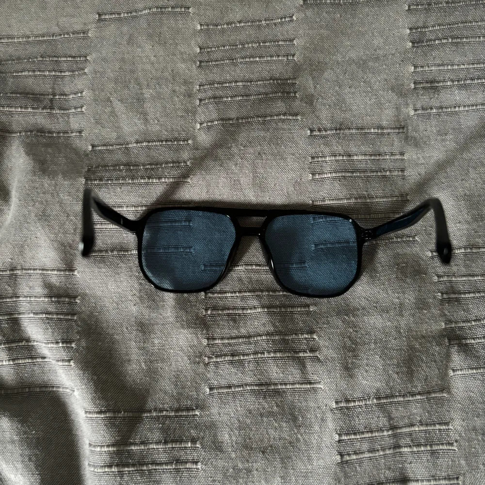Säljer dessa snygga glasögon perfekt för sommaren. Aldrig använda. Skriv till mig för mer info om varan. Accessoarer.