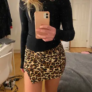 Leopardmönstrad kjol som är i perfekt längd 🐆Storlek M/38 men passar mig som har S, väldigt gott skick🍸