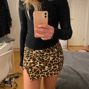 Leopardkjol - Leopardmönstrad kjol som är i perfekt längd 🐆Storlek M/38 men passar mig som har S, väldigt gott skick🍸