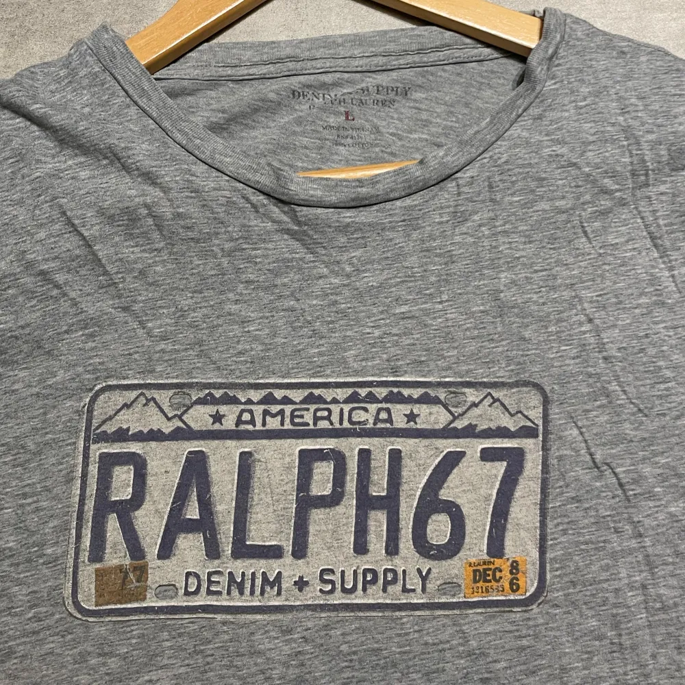 Tja ! Säljer nu denna sjukt snygga Ralph Lauren Dennim & supply T-Shirt ! Grymt skick ! Storlek L passar M kanske även S ! Modellen är 185 ish ! || pm frågor / funderingar ! || Mvh !. T-shirts.