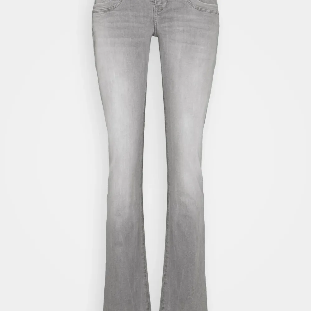 jag säljer mina gråa ltb jeans som jag köpt på sellpy💞jeansen är helt slutsålda! de är försmå och kommer inte till användning!💞 skriv för bilder och pris kan diskuteras! 🙌🏽🙌🏽. Jeans & Byxor.