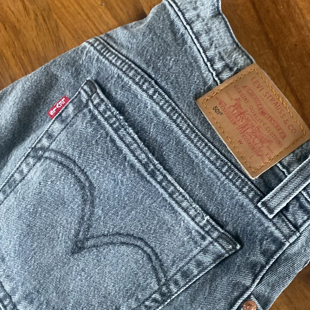 Levis jeans 501 w30L30 ljusgrå . Mycket bra skick. Jeans & Byxor.