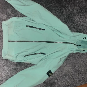 Stone island jacka - Säljer nu denna jacka eftersom att den har blivit för lite för mig. Riktigt schysst o skön jacka inför våren och bekväm att använda mot hösten, Det är bara att skicka meddelande till mig om du har frågor 