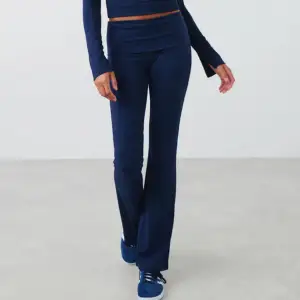 Yoga pants från Gina tricot u mörk blå, storlek S. Säljer för 120 kr.