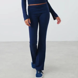 Yoga pants - Yoga pants från Gina tricot u mörk blå, storlek S. Säljer för 120 kr.