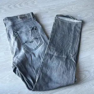 Ett par snygga sparsamt använda replay thad jeans i storlek 166cm.  Storlek 16A. Skick 9/10. Inga håll märken eller slitningar. Priset kan diskuteras 