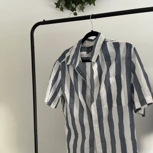 Skjorta i Linne - Tja, Har denna skjorta i linne från HM!  Lite ”old money” look fast moderniserad.  Skön passform, och materialet är så otroligt skönt för sommaren!  Kommer i storlek M.  Hör av er!!