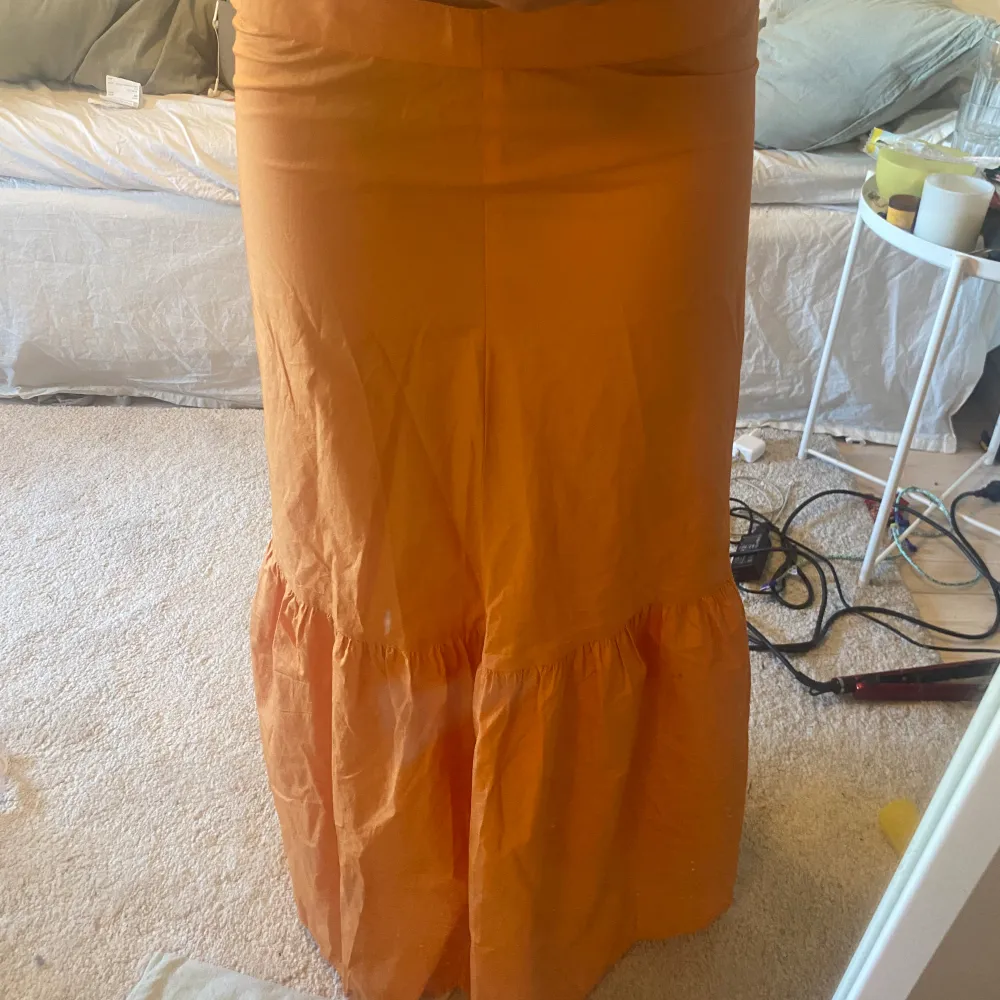 Såå fin orange långkjol perfekt nu till sommaren🥂 säg till vid frågor . Kjolar.