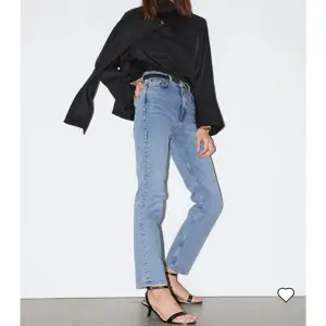 Eleganta jeans med hög midja och hellånga, smala ben. Skön stretch. Skicka ett DM för fler bilder💗 Nypris är 790 kr.